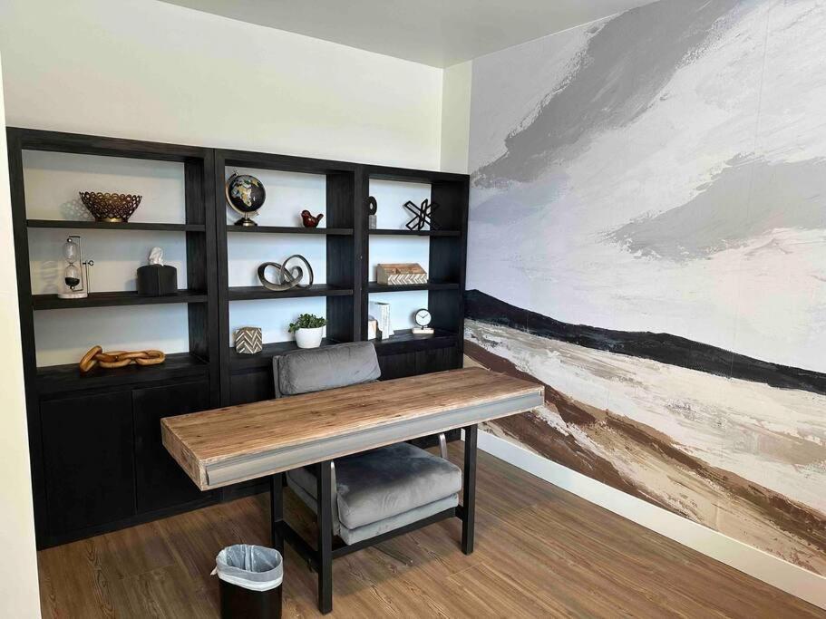 Spacious Th W/ Firepit, Mountain Views & Garage *