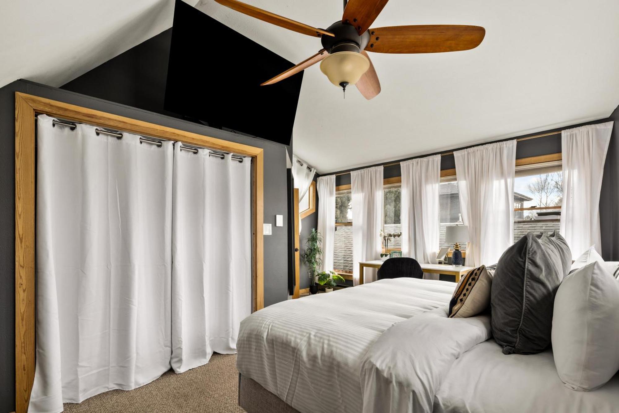 Holiday home Garden Retreat - Hot Tub - Peloton - Walk To Shops Denver