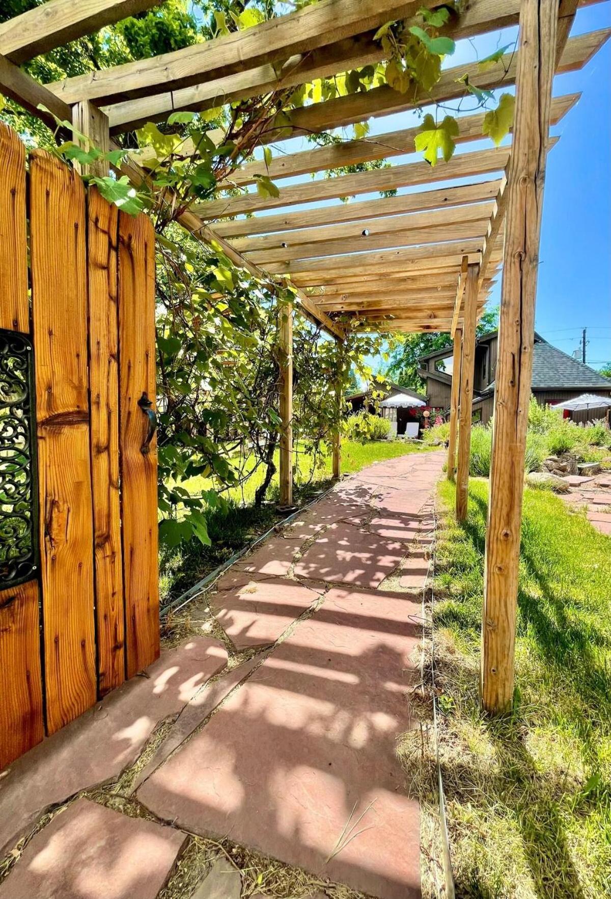 Holiday home Garden Retreat - Hot Tub - Peloton - Walk To Shops *