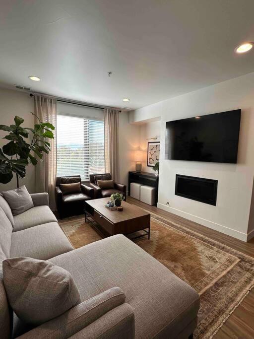 Spacious Th W/ Firepit, Mountain Views & Garage Denver