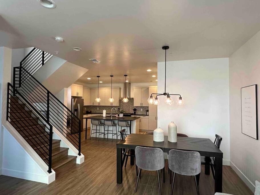Holiday home Spacious Th W/ Firepit, Mountain Views & Garage Denver