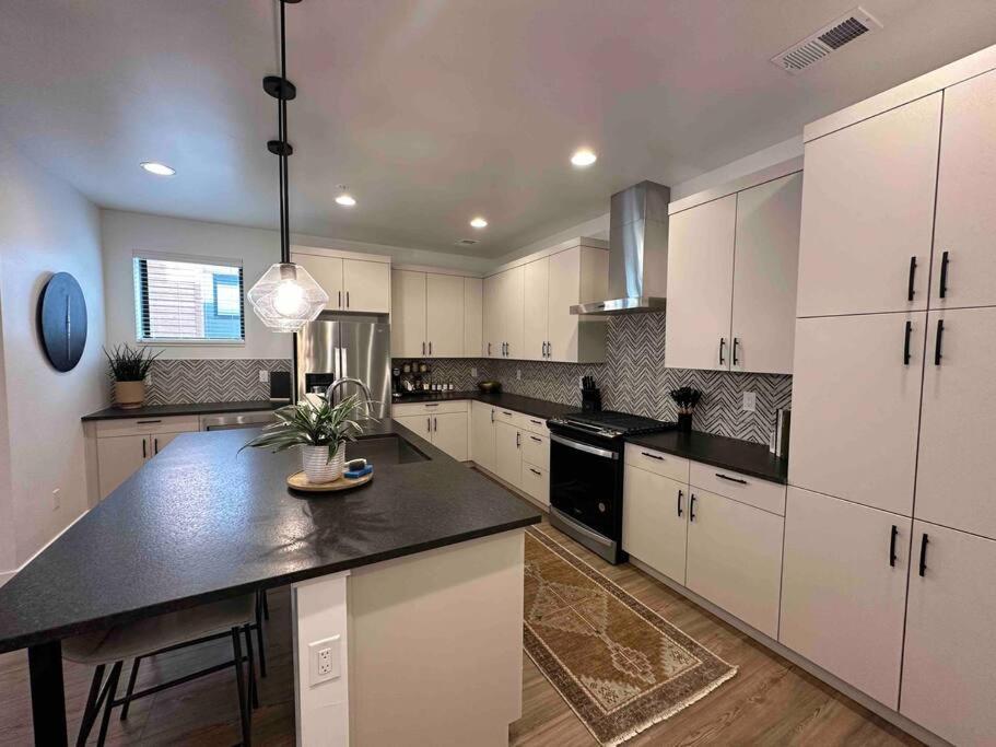 Holiday home Spacious Th W/ Firepit, Mountain Views & Garage