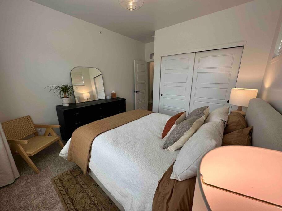 Holiday home Spacious Th W/ Firepit, Mountain Views & Garage