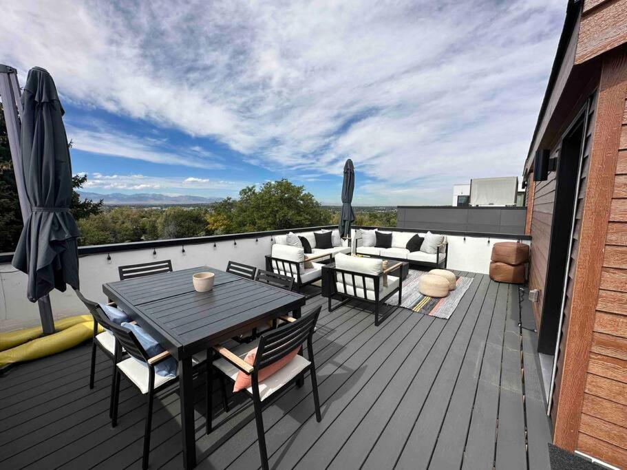 Holiday home Spacious Th W/ Firepit, Mountain Views & Garage