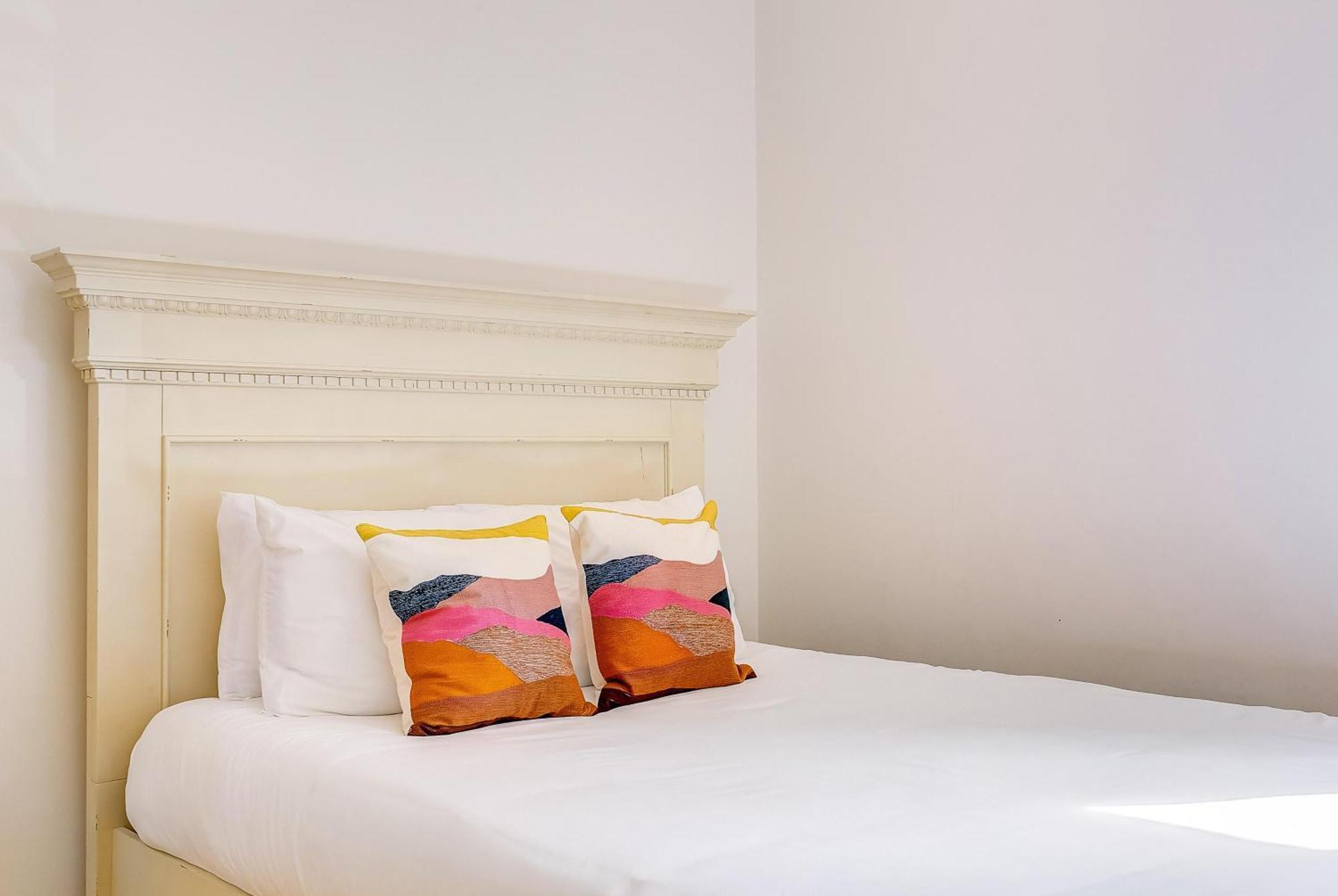 Apartment Stunning Historic - Dt Location! - Sleeps 8