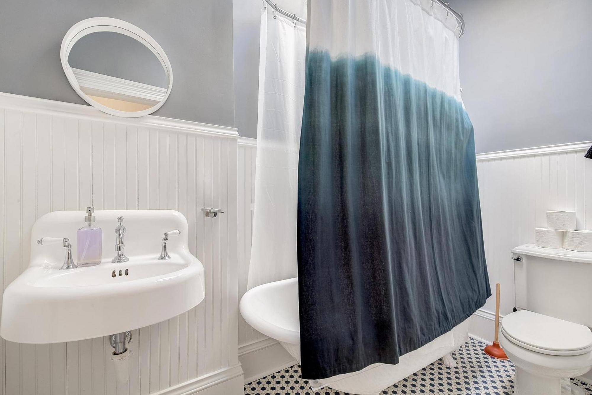 Apartment Stunning Historic - Dt Location! - Sleeps 8 *