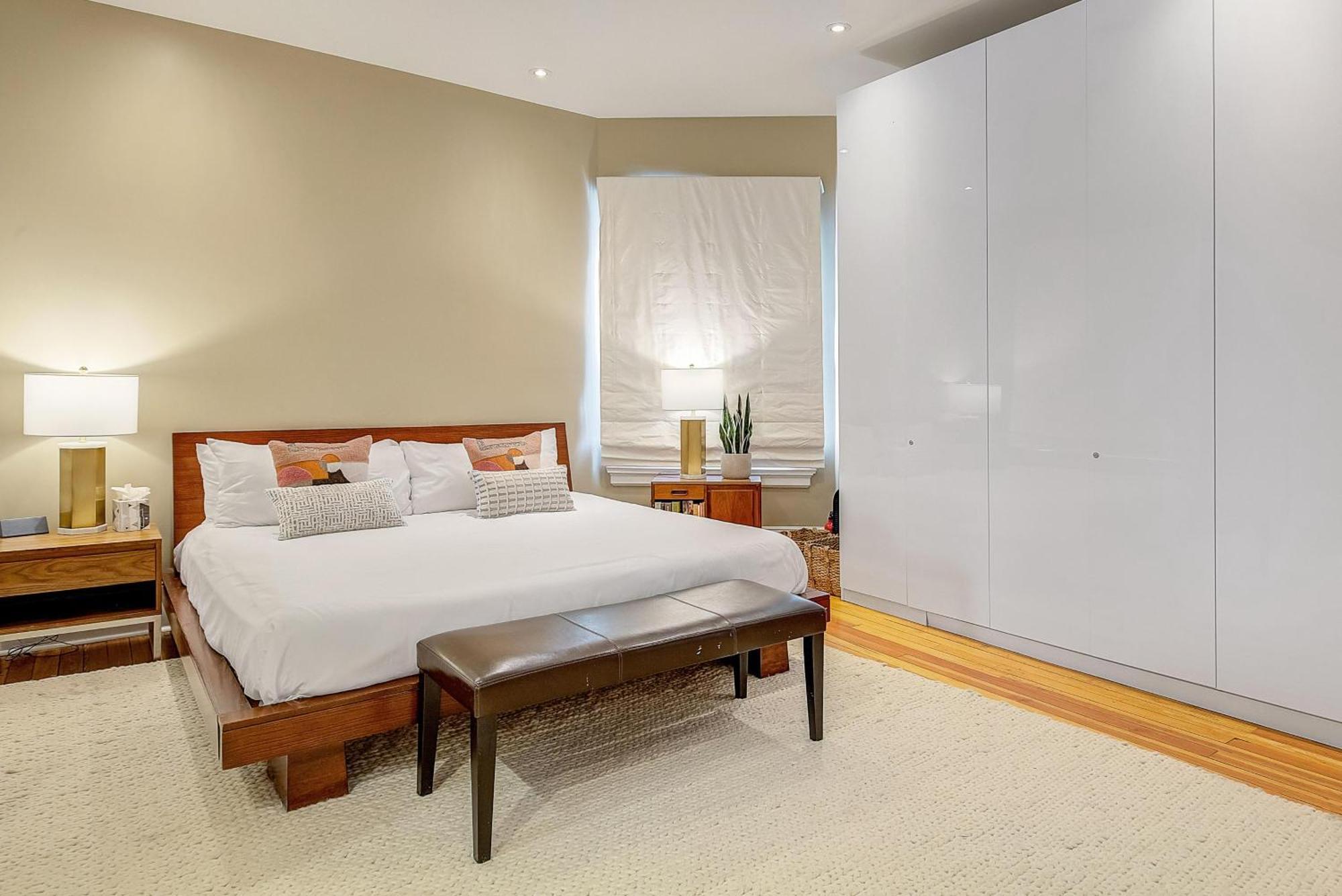 Stunning Historic - Dt Location! - Sleeps 8 Apartment