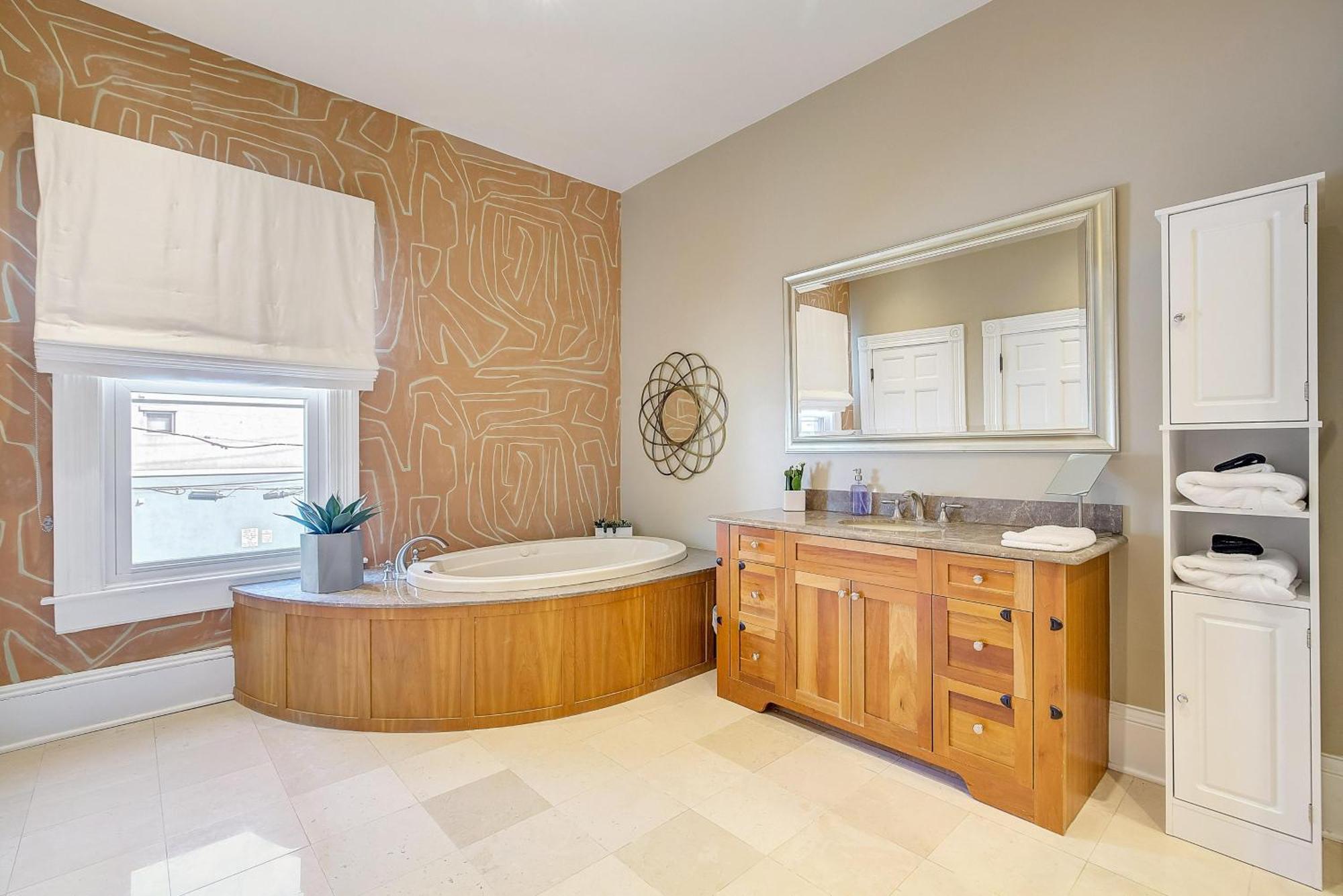 Apartment Stunning Historic - Dt Location! - Sleeps 8 Denver