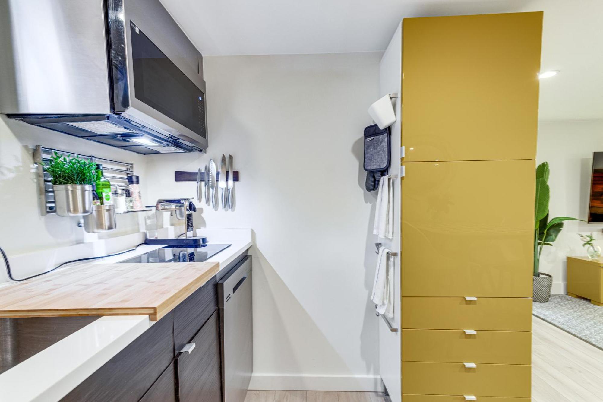 Stylish Pet-friendly Gem, 2 Mi To Downtown! *