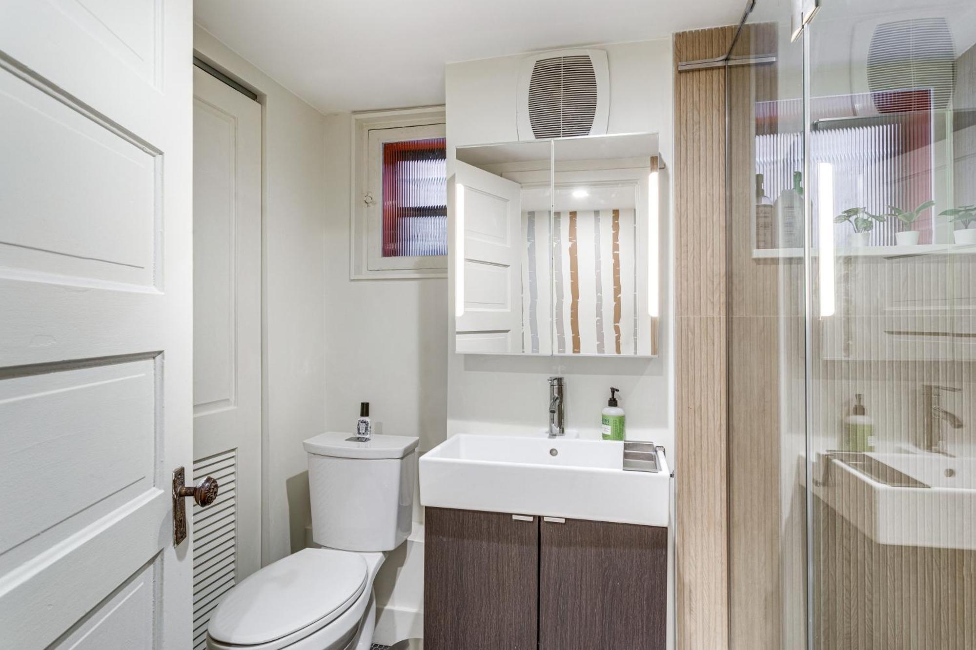 Stylish Pet-friendly Gem, 2 Mi To Downtown!