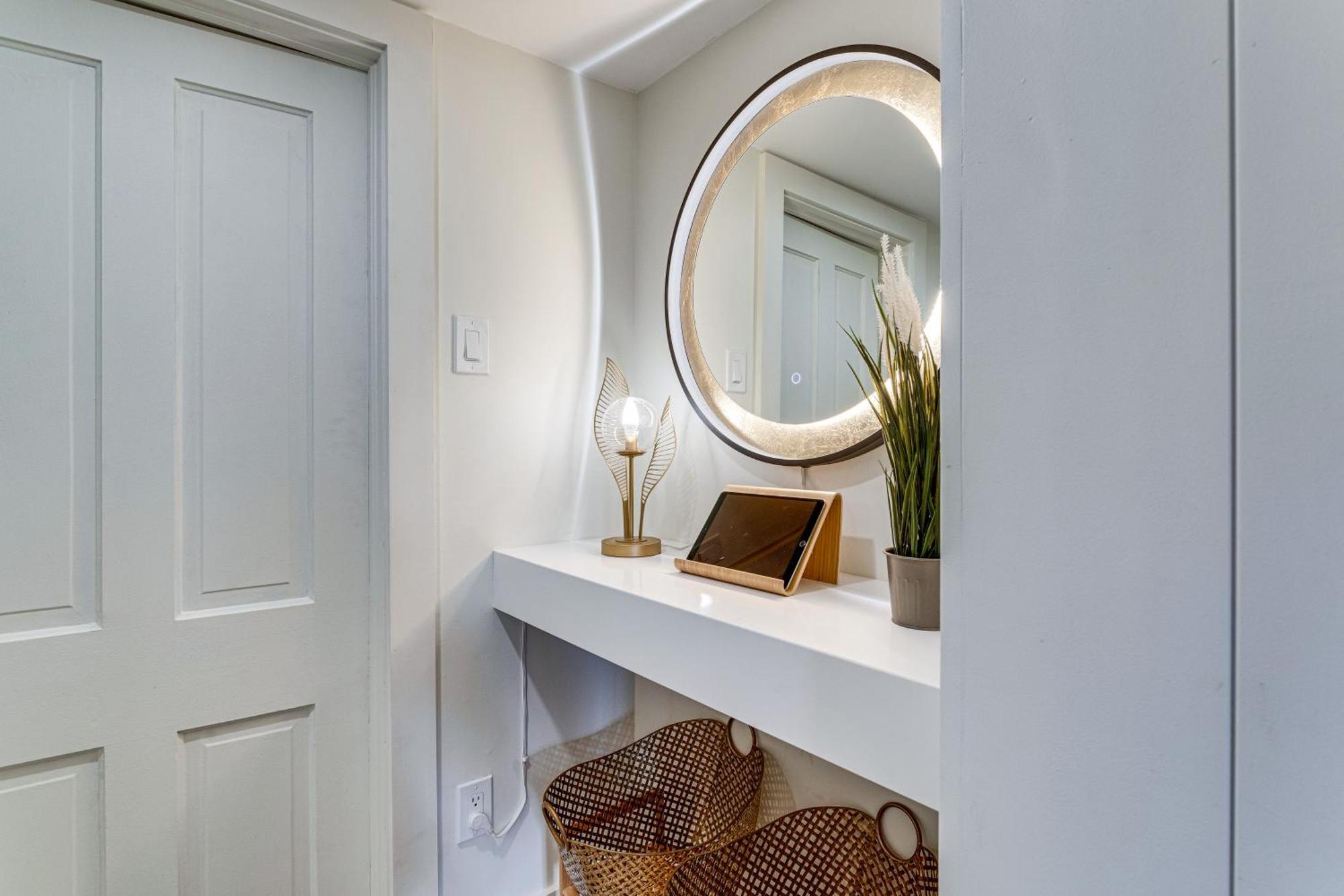 Apartment Stylish Pet-friendly Gem, 2 Mi To Downtown!