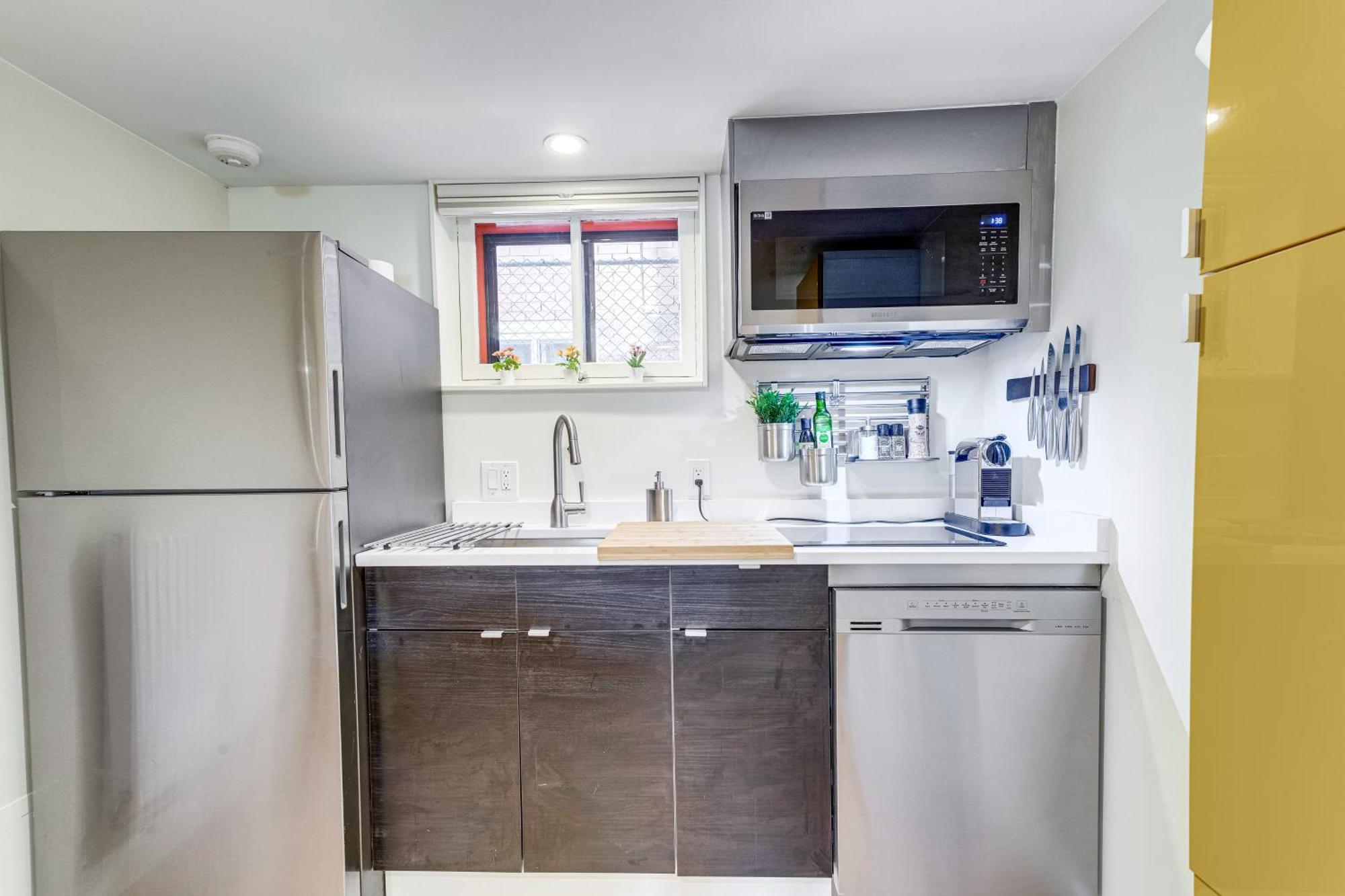 Stylish Pet-friendly Gem, 2 Mi To Downtown! *