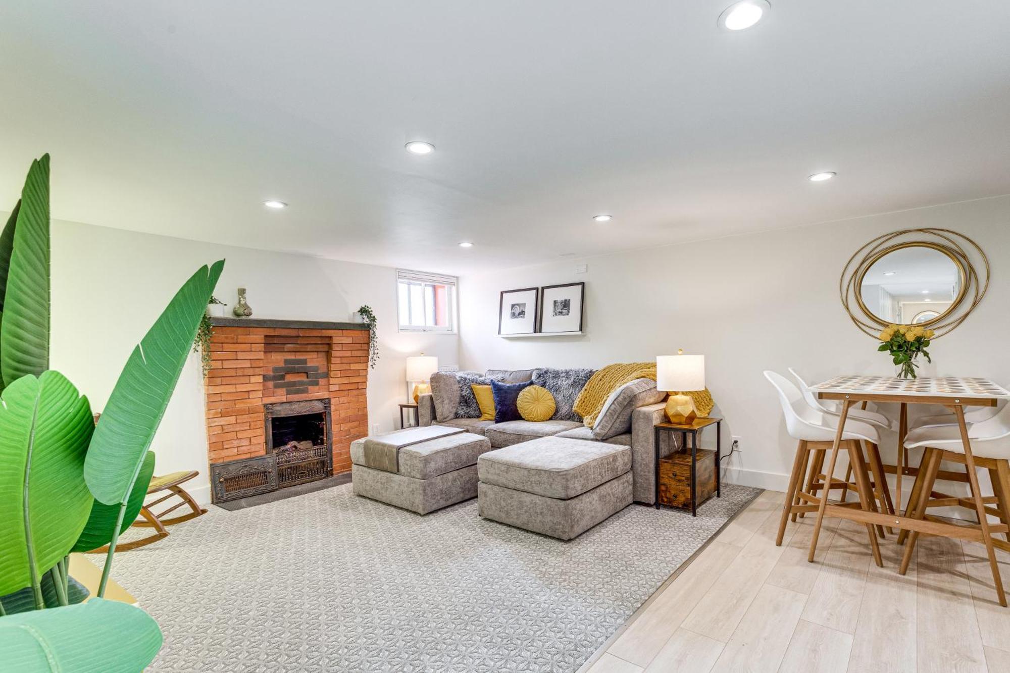Apartment Stylish Pet-friendly Gem, 2 Mi To Downtown!
