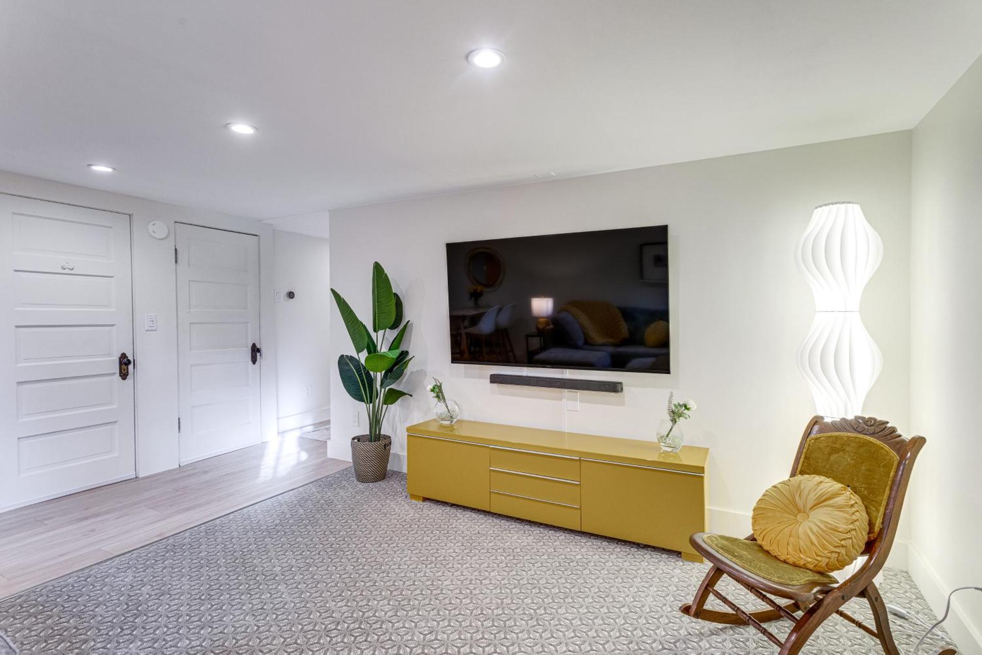 Stylish Pet-friendly Gem, 2 Mi To Downtown! Apartment *
