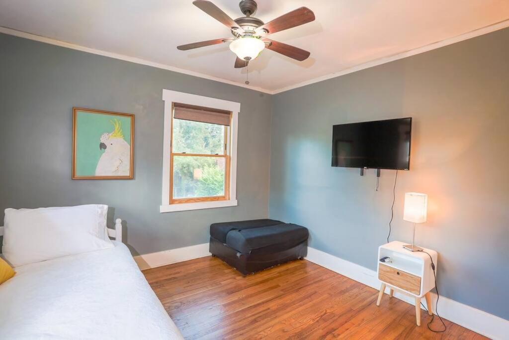 Holiday home Cozy Near Restaurants, Coffeeshops, Hospitals, A Prime Spot!
