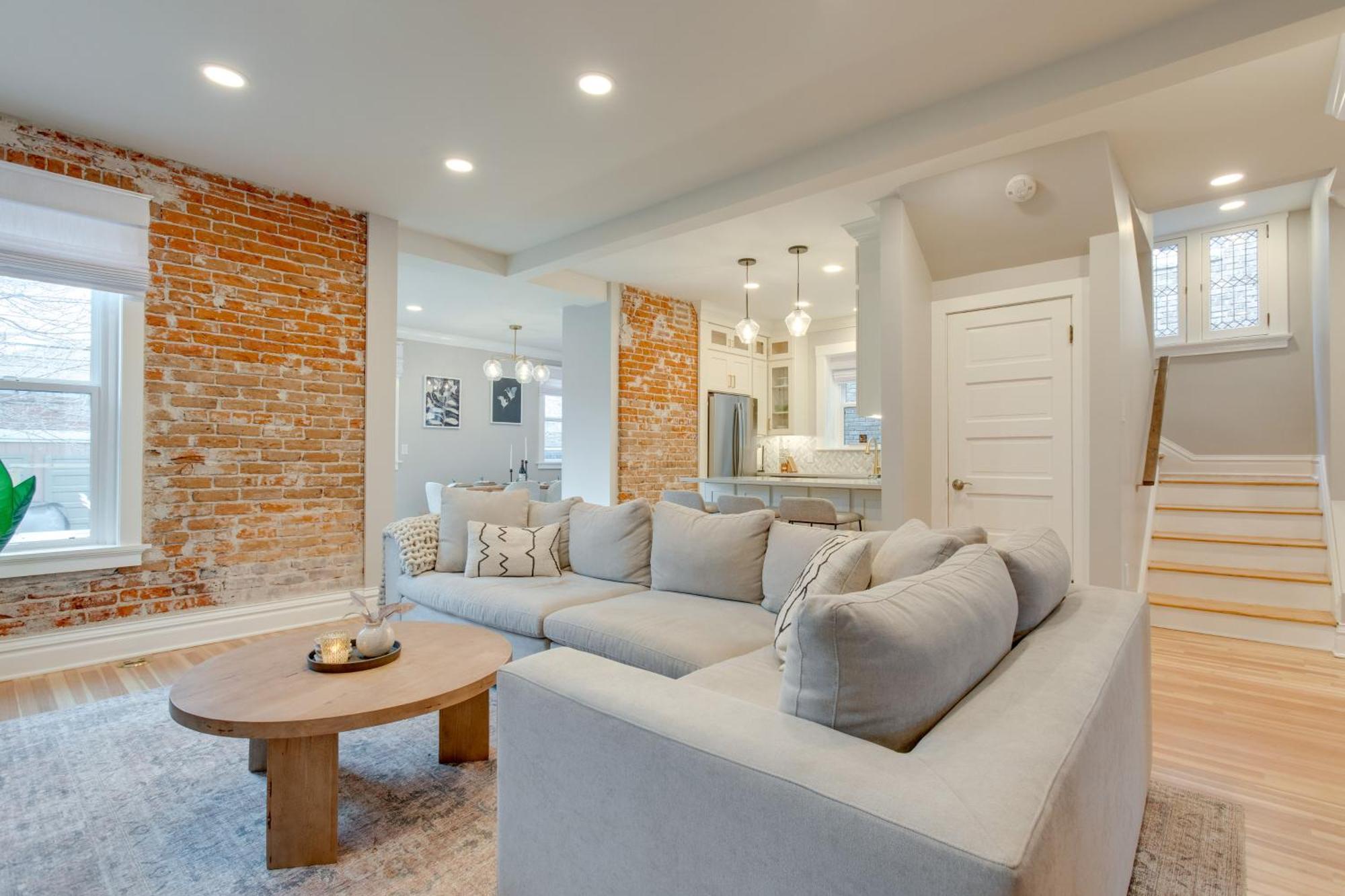 Ideally Located With Hot Tub And Fire Pits