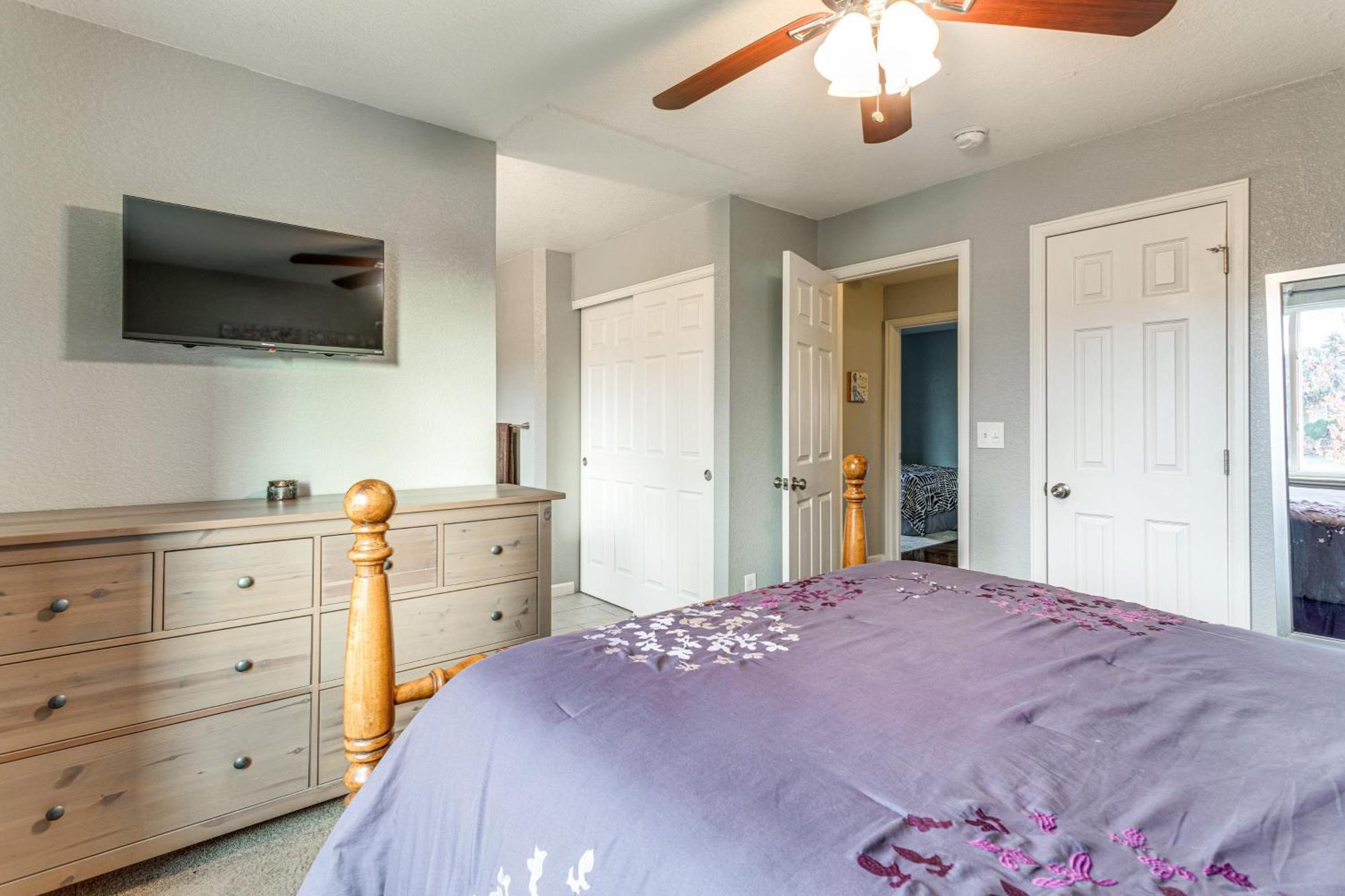 Pet-friendly With Yard, 5 Mi To Downtown Holiday home