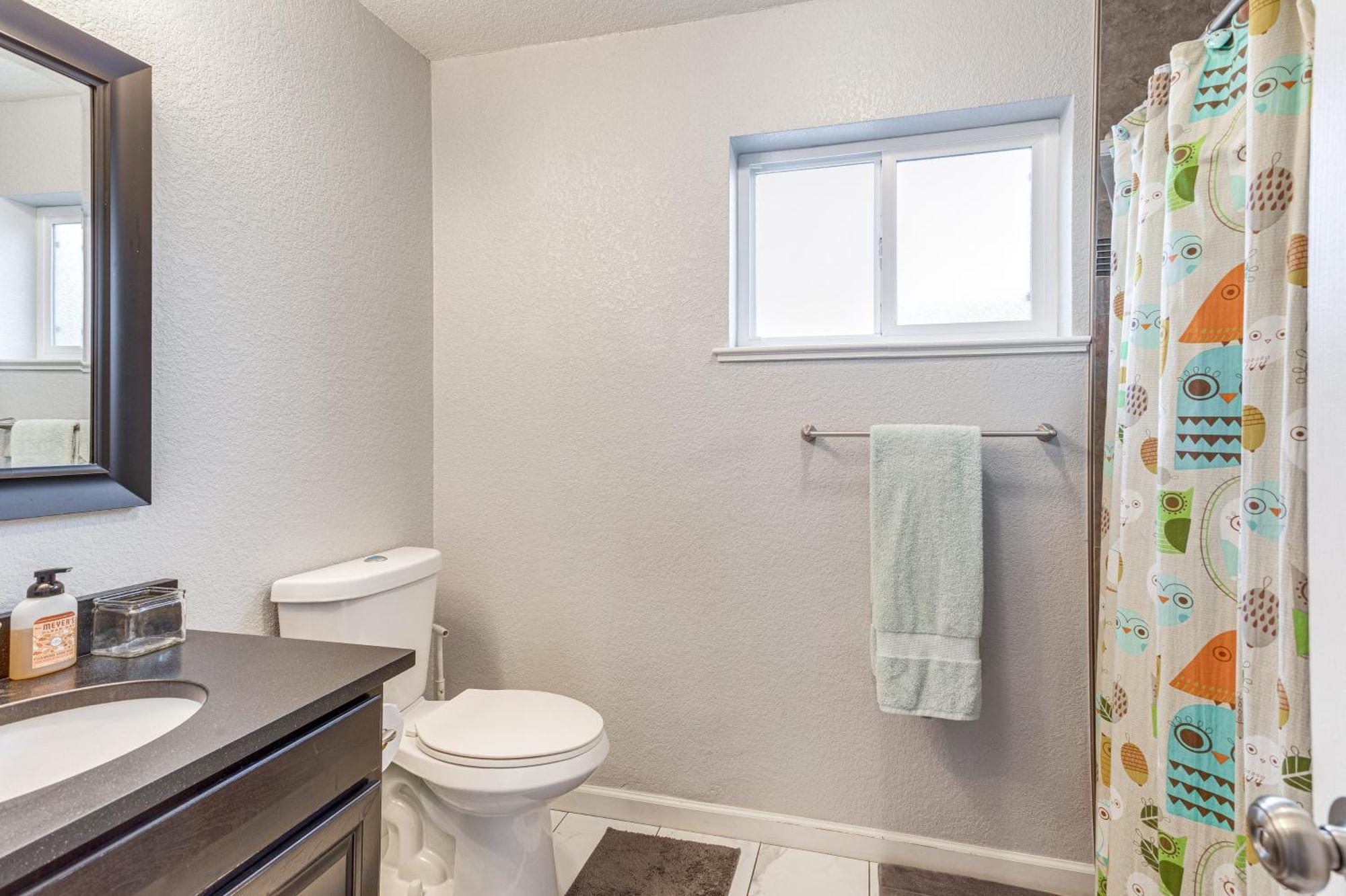 Pet-friendly With Yard, 5 Mi To Downtown Holiday home *