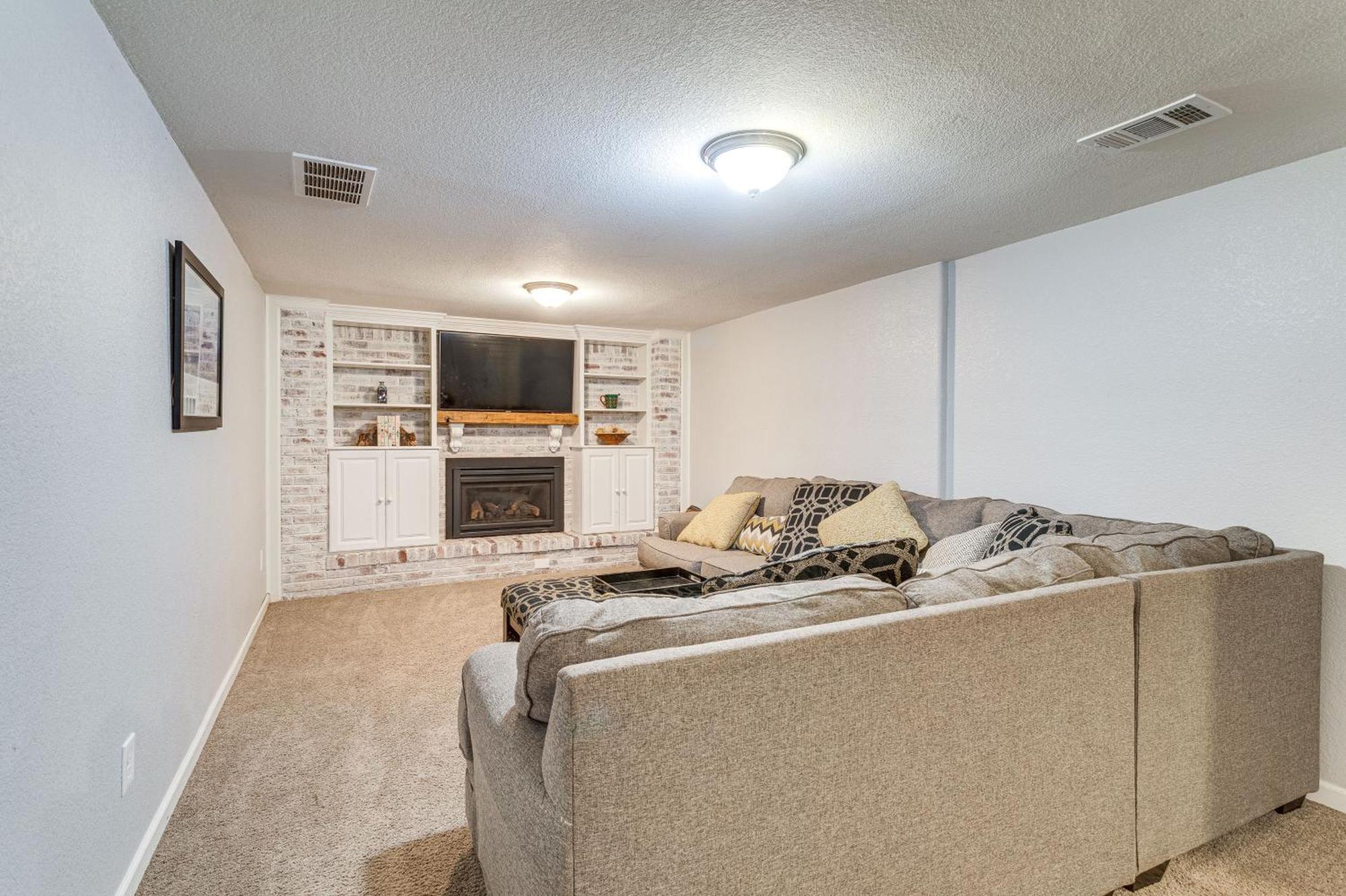 Pet-friendly With Yard, 5 Mi To Downtown Holiday home *
