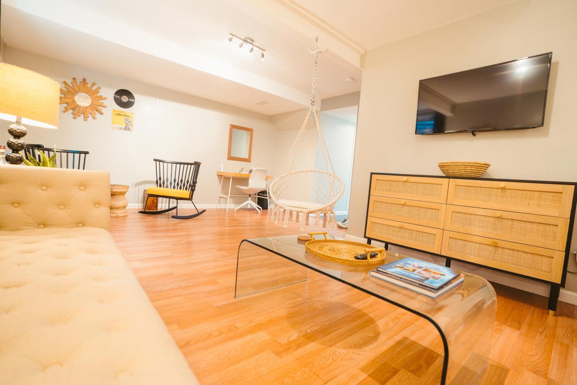 Guest house Windsor Retreat Private Basement Denver