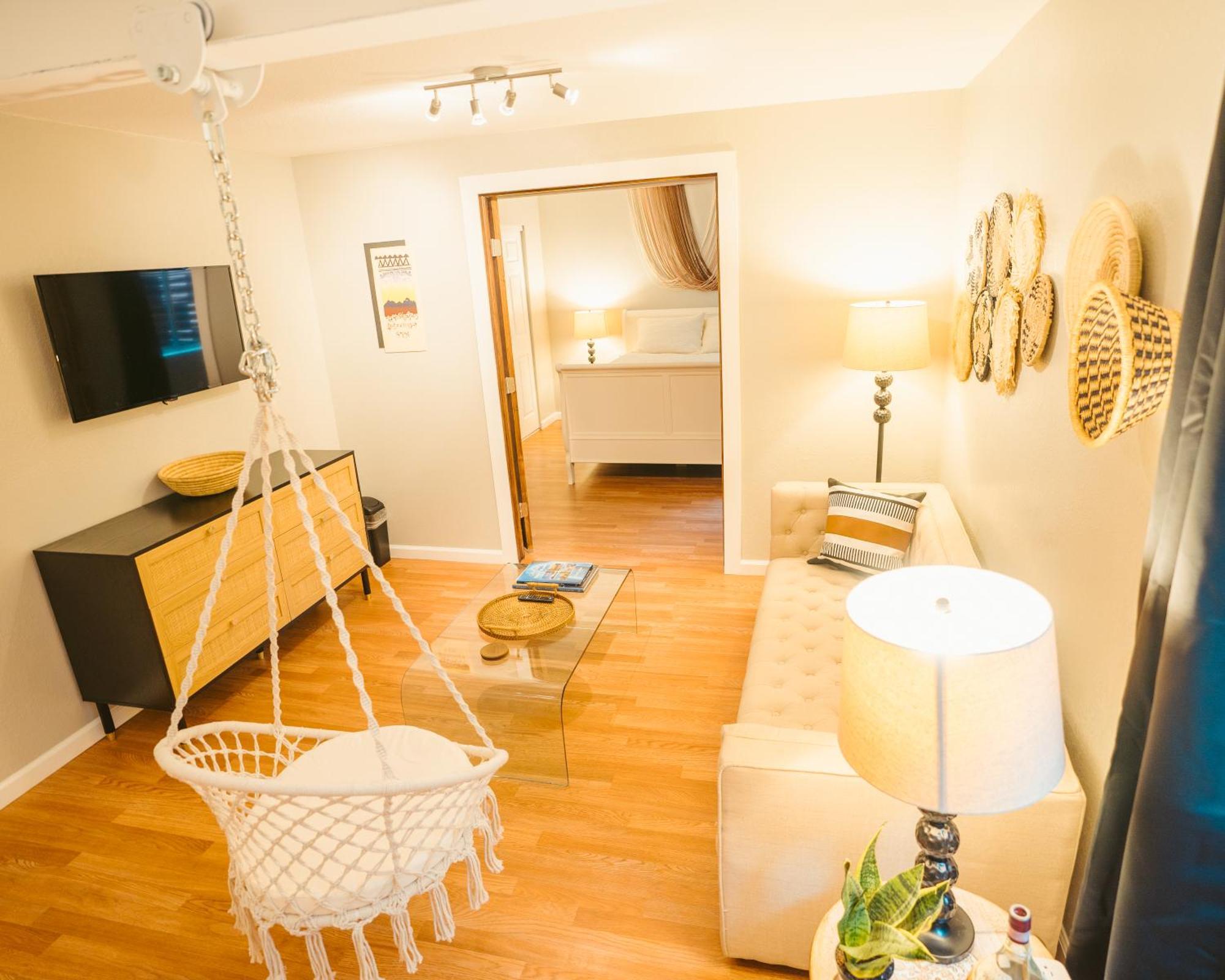 Windsor Retreat Private Basement * Denver