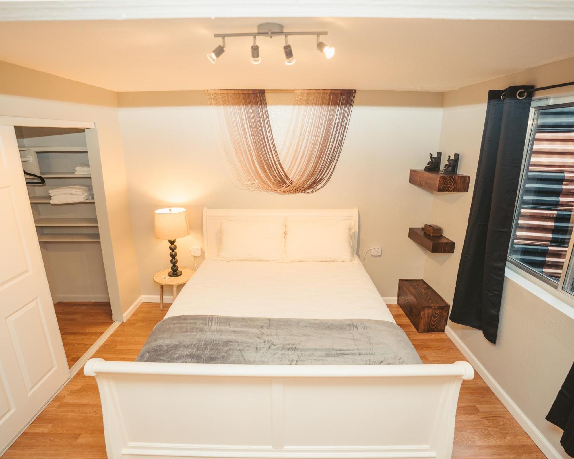 Windsor Retreat Private Basement Guest house *