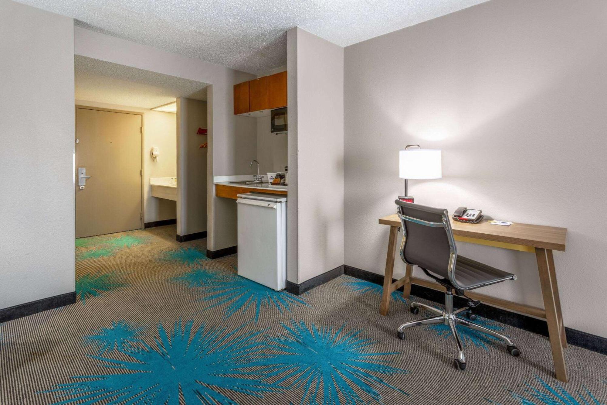Days & By Wyndham International Airport Hotel Denver