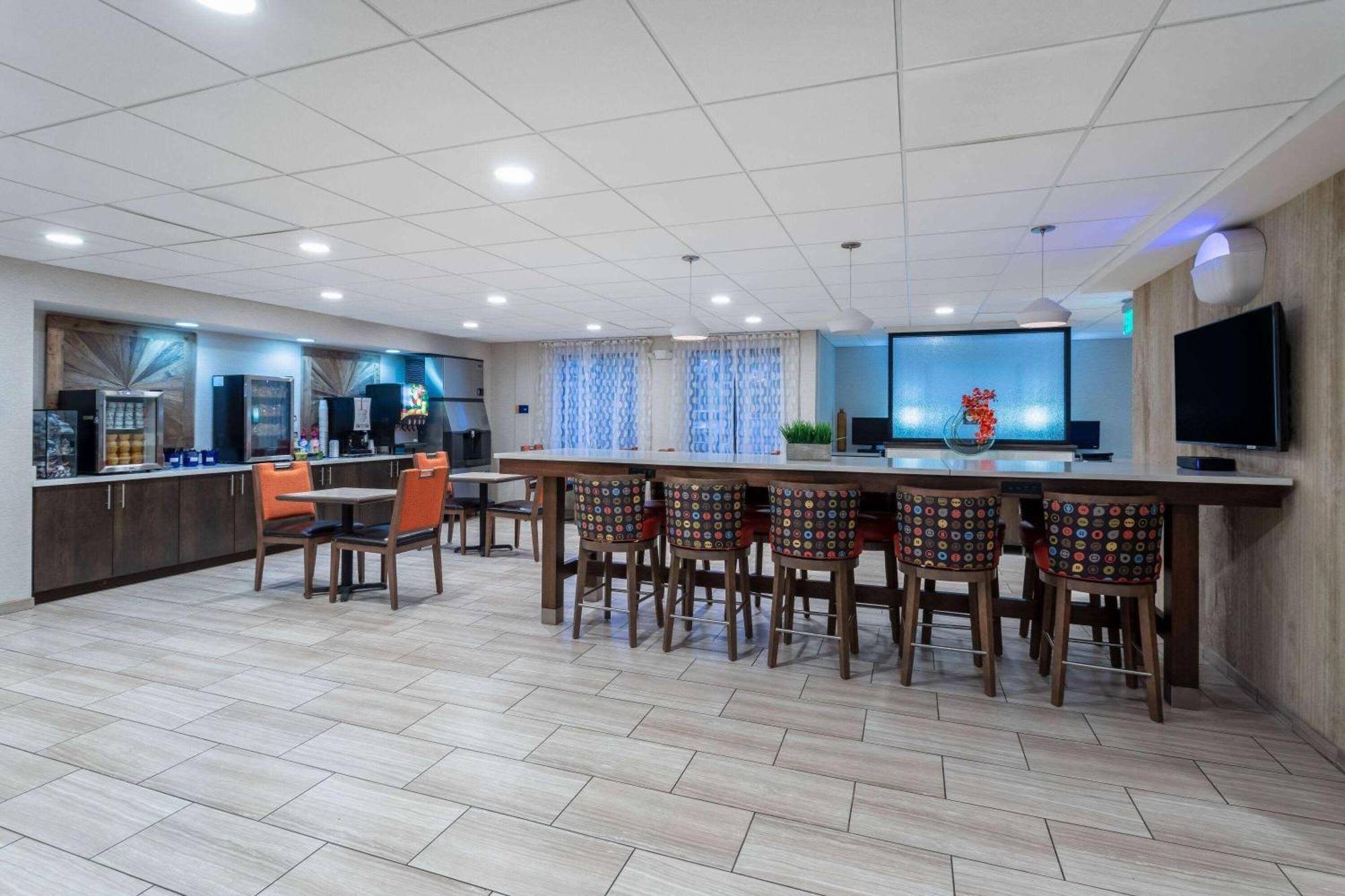 Days & By Wyndham International Airport Denver