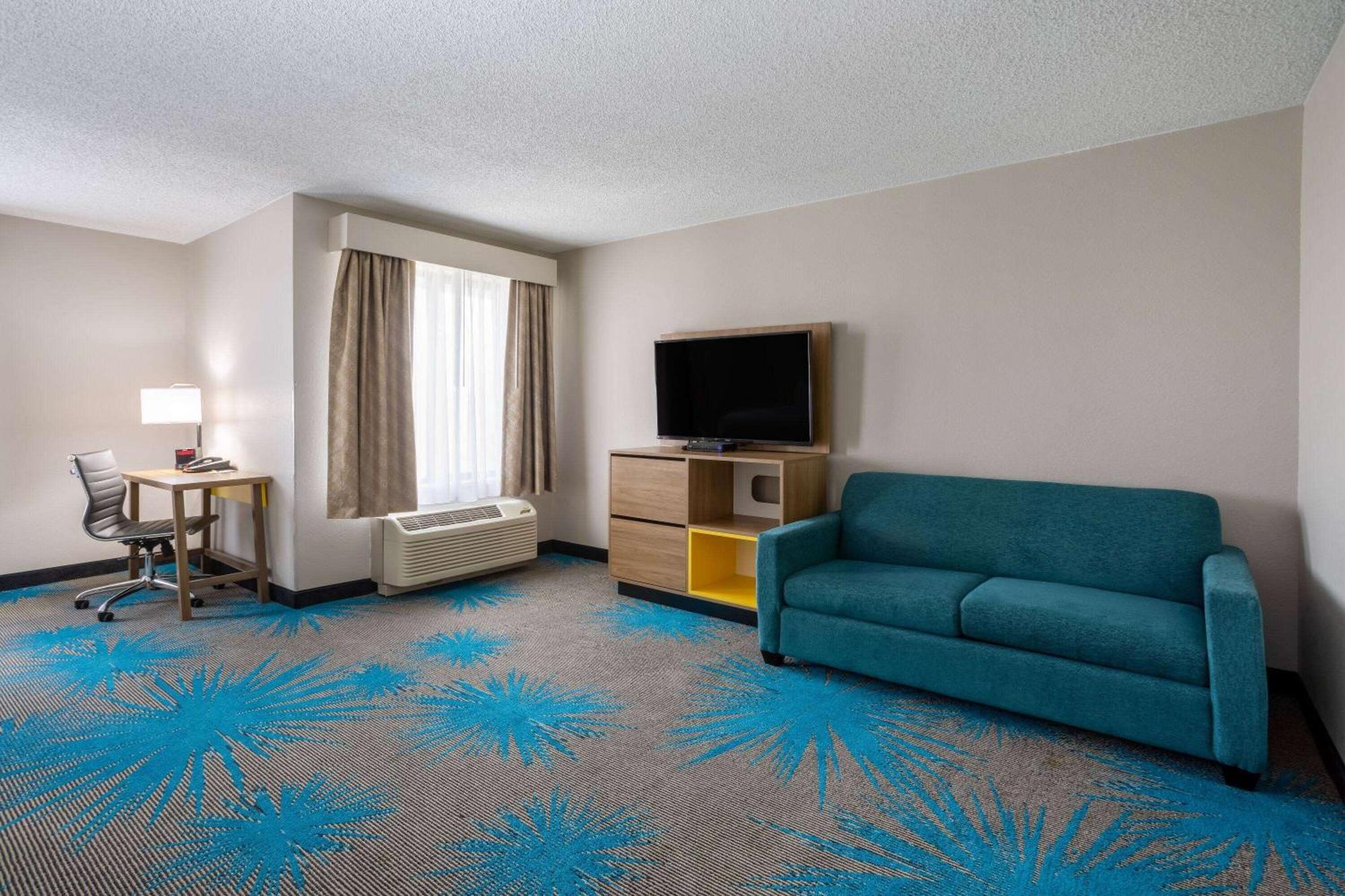 Days & By Wyndham International Airport 2*