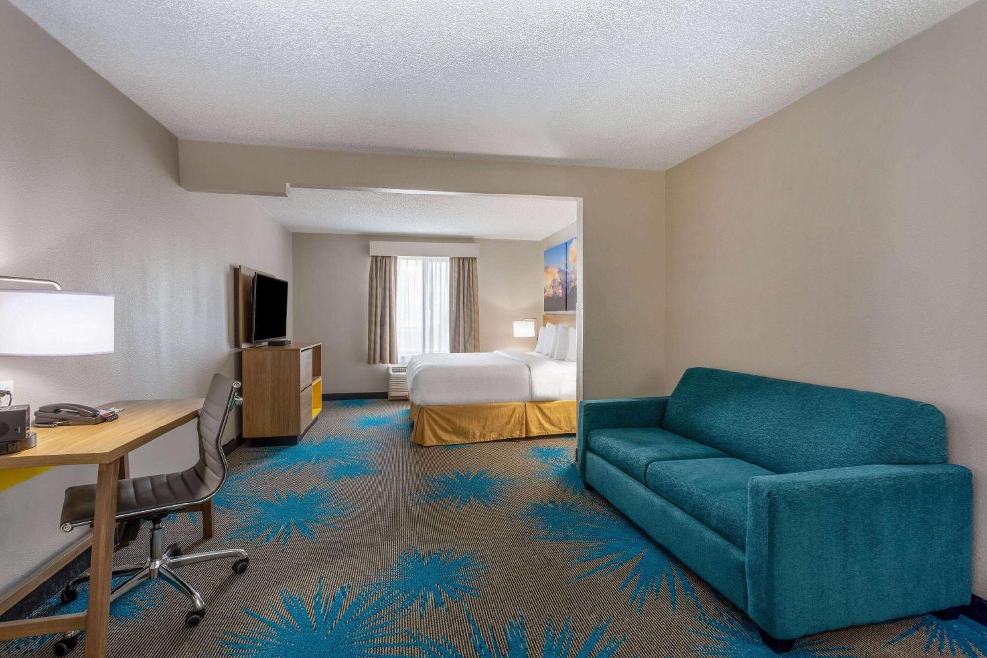 Hotel Days & By Wyndham International Airport