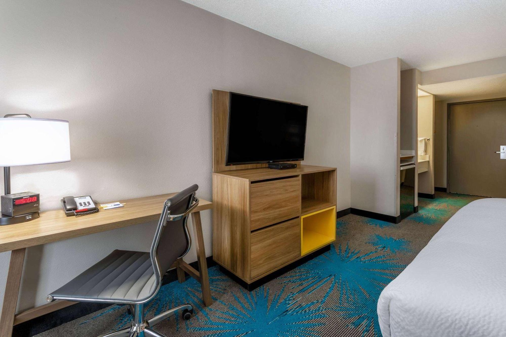 Days & By Wyndham International Airport