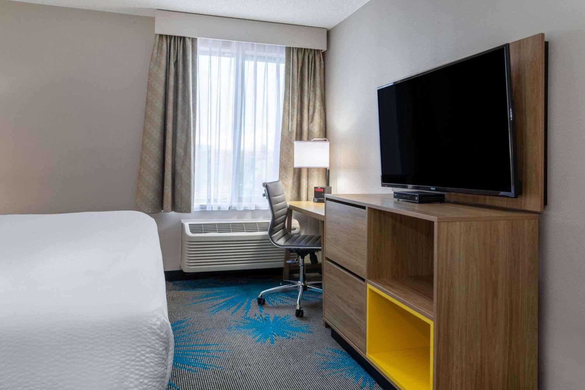 Hotel Days & By Wyndham International Airport