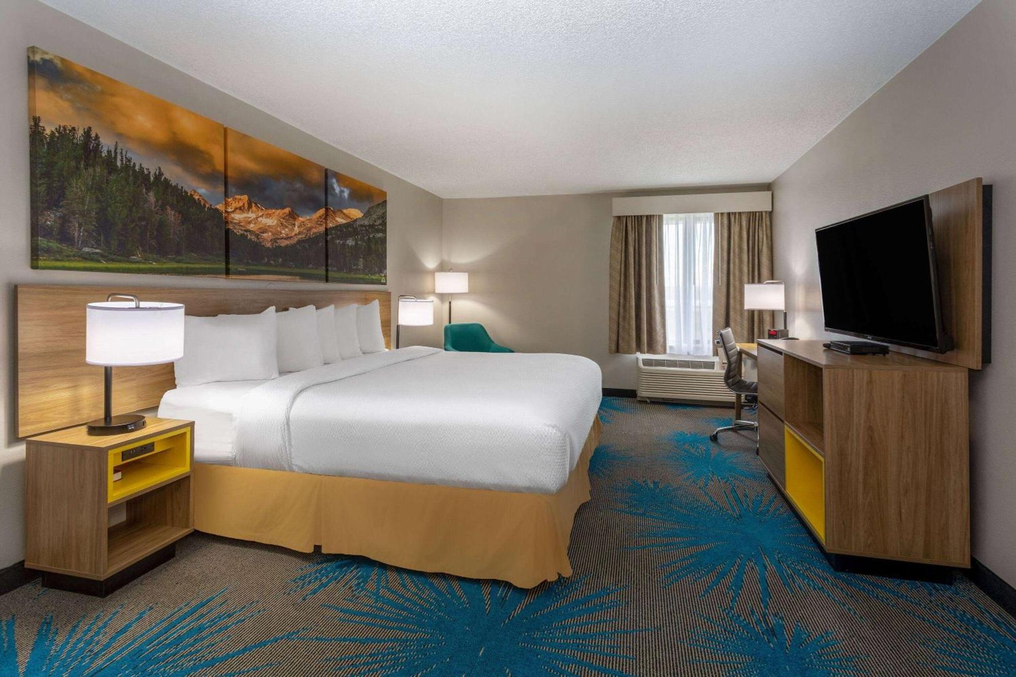 Days & By Wyndham International Airport Hotel