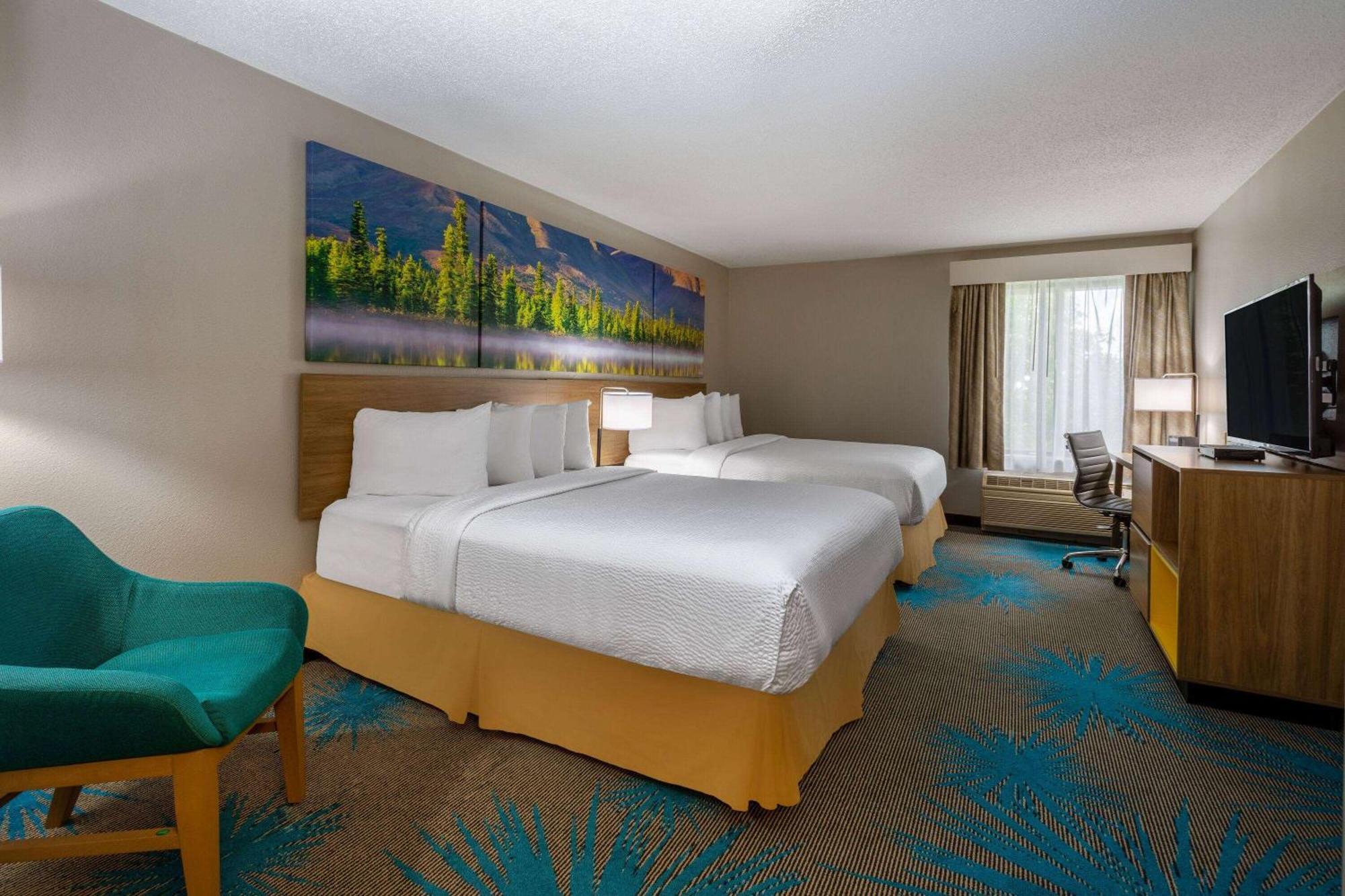 Hotel Days & By Wyndham International Airport 2*