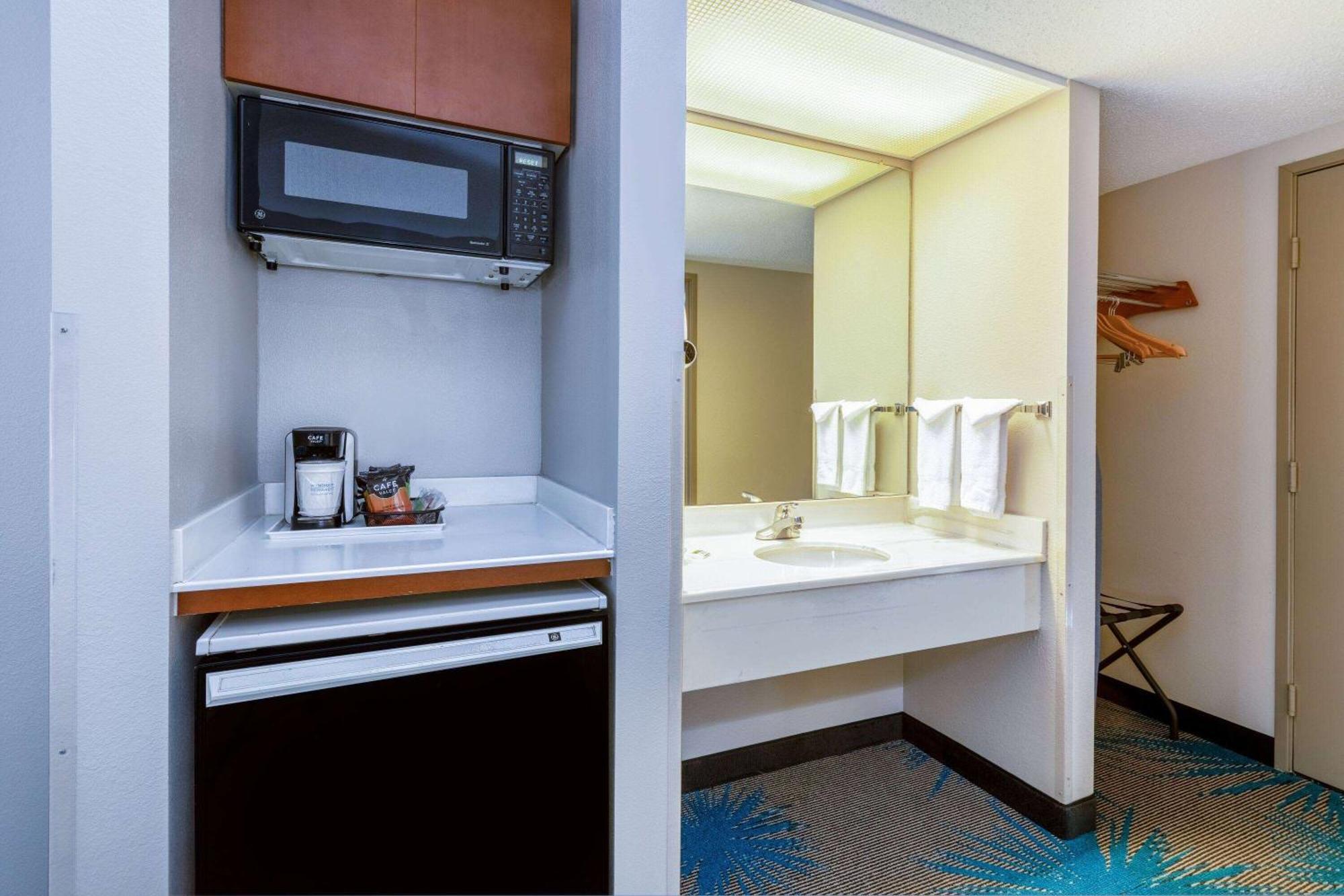 Days & By Wyndham International Airport 2*