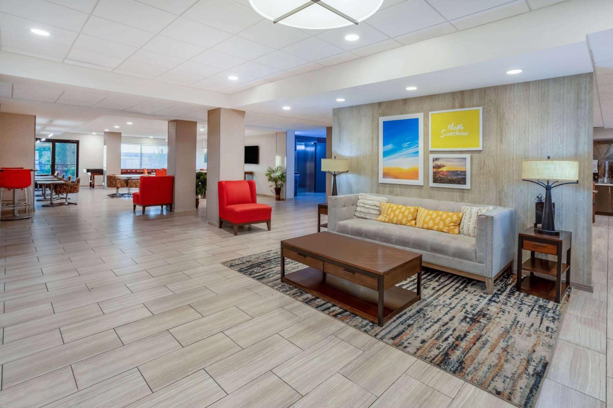Days & By Wyndham International Airport