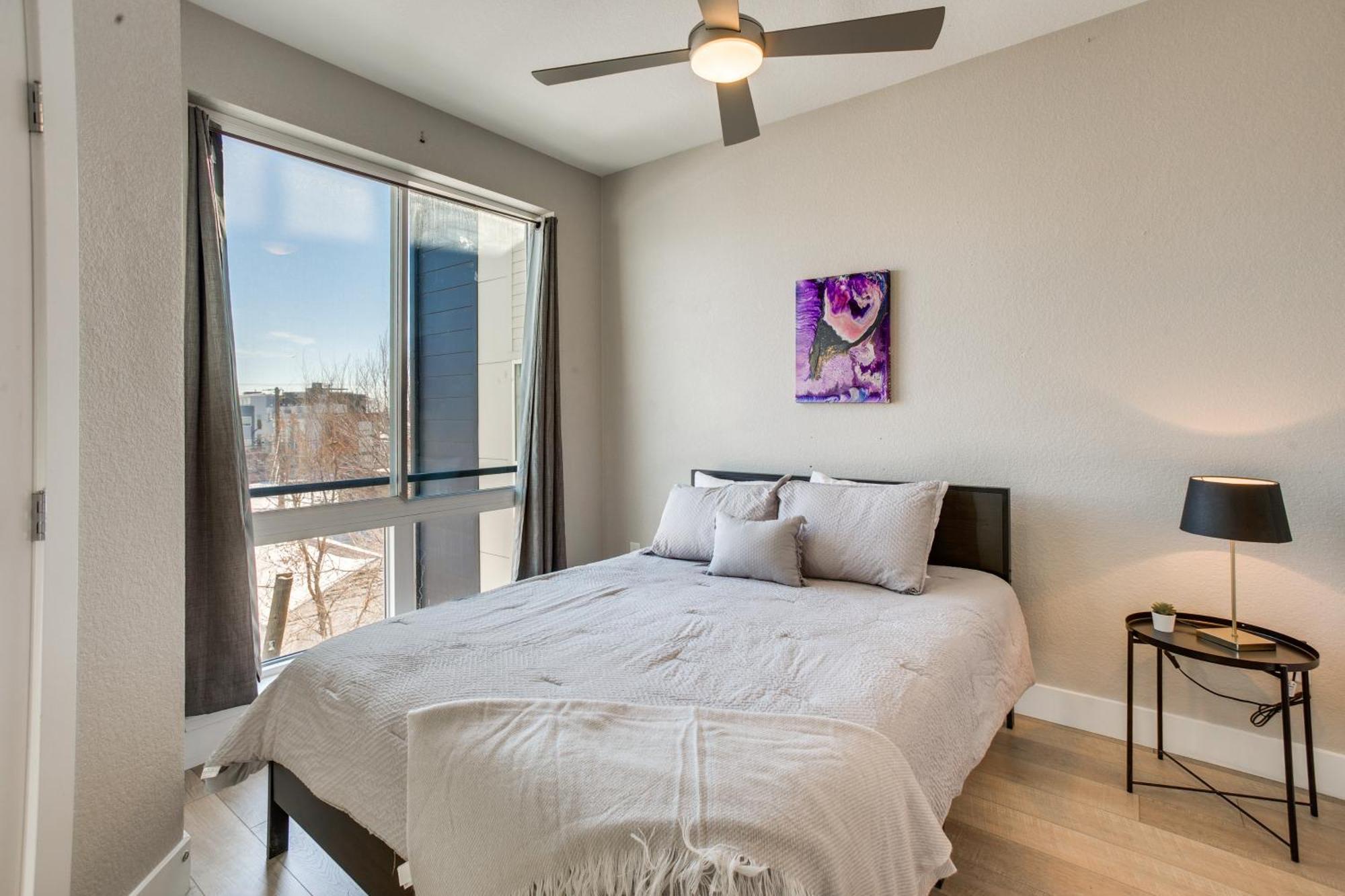 Modern Townhome Rooftop Hot Tub And Mtn View Holiday home Denver
