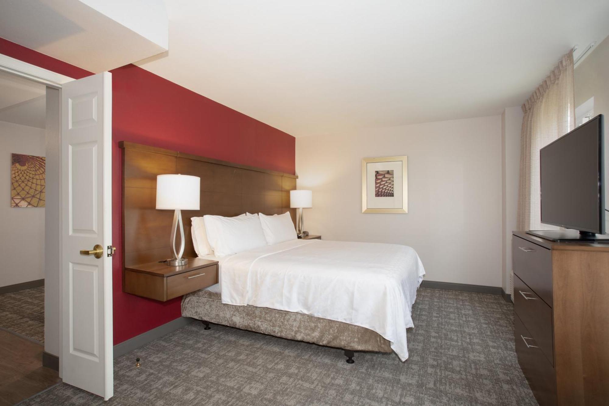 Staybridge International Airport By Ihg Hotel 3*