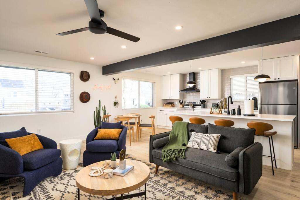 Wild West Disco Haus! Sleeps 12, Hot Tub + Gym! Holiday home *