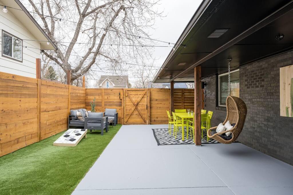 Wild West Disco Haus! Sleeps 12, Hot Tub + Gym!
