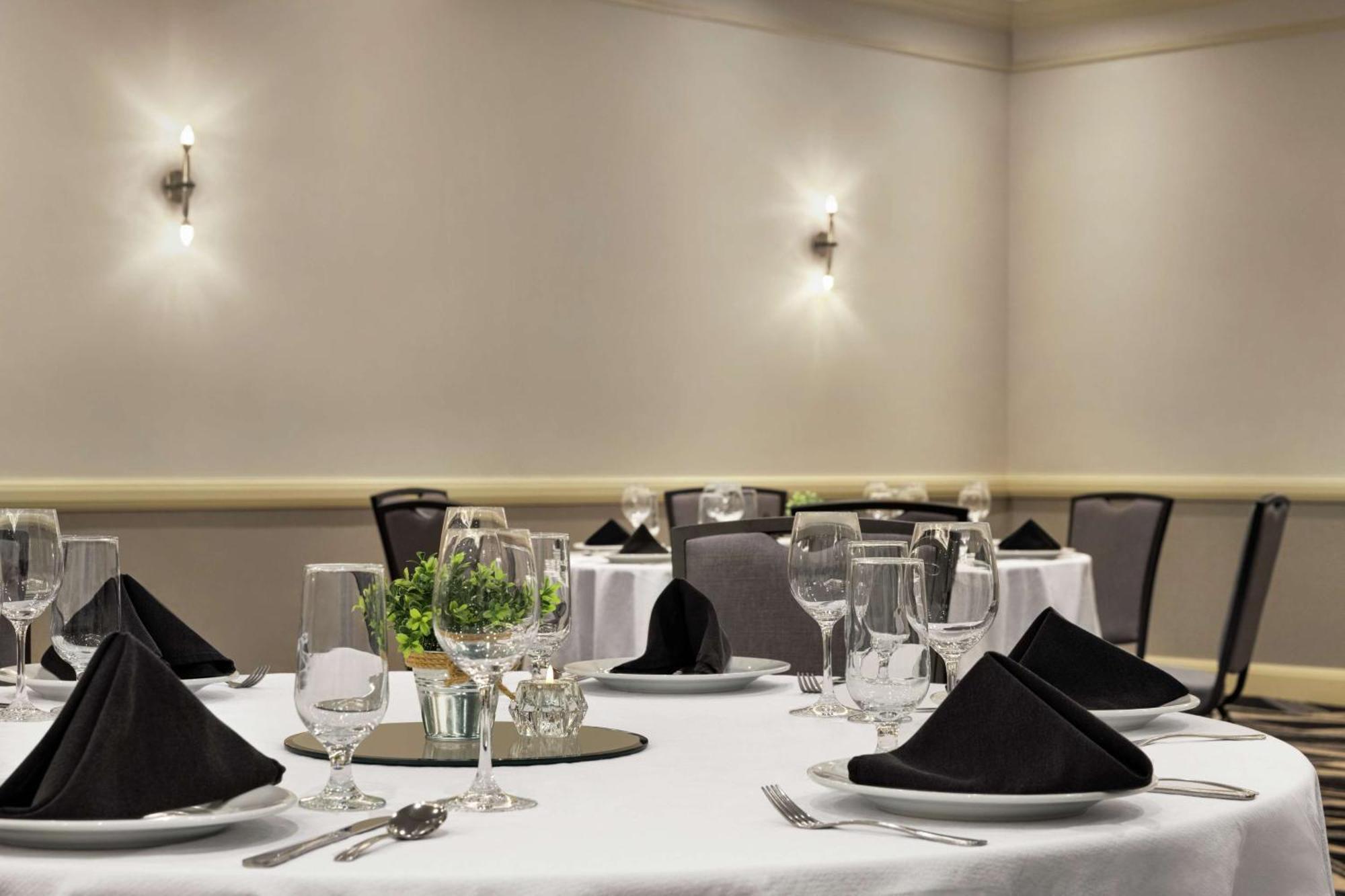 Hotel Embassy By Hilton International Airport 4*