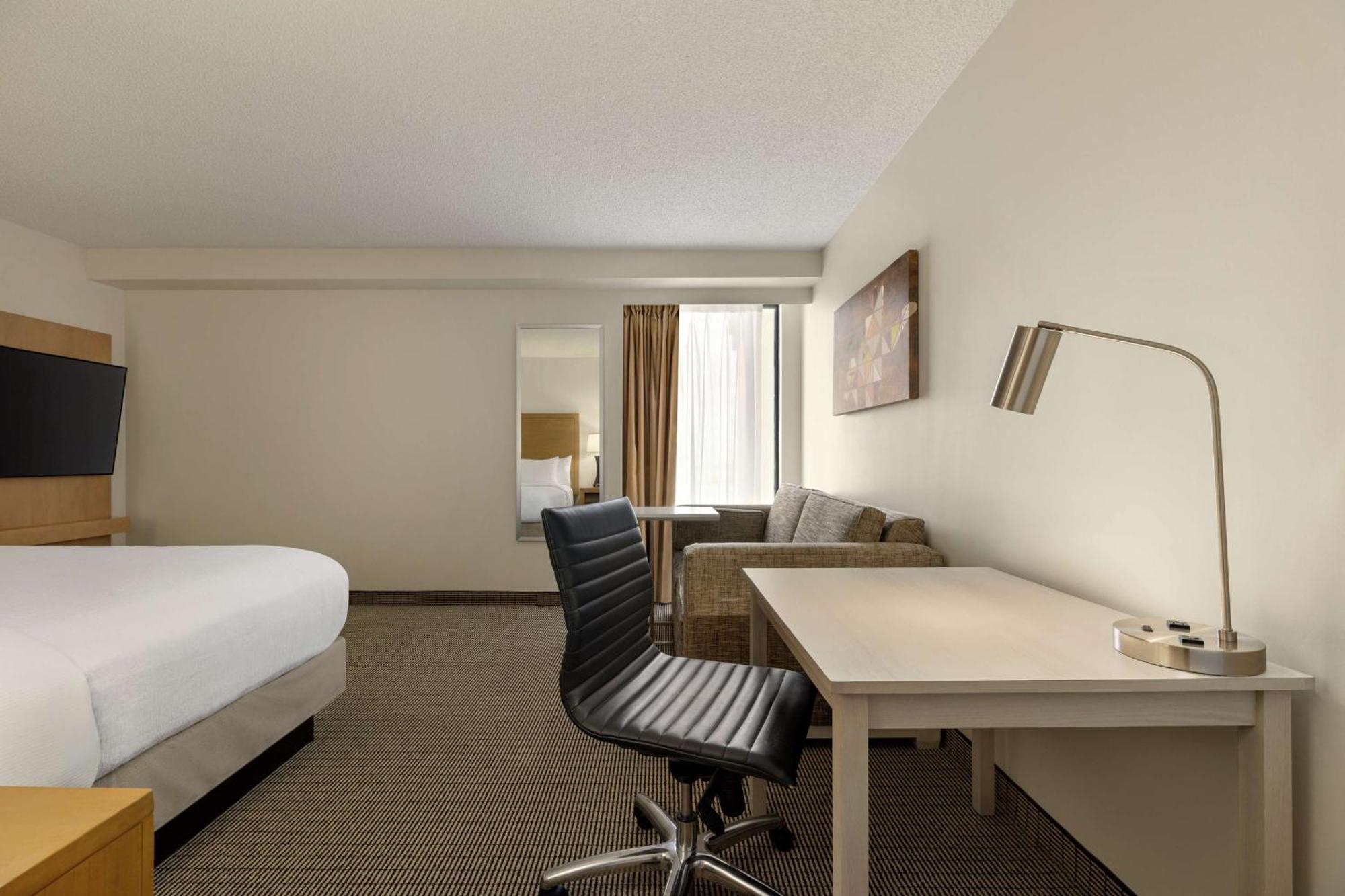 Hotel Embassy By Hilton International Airport