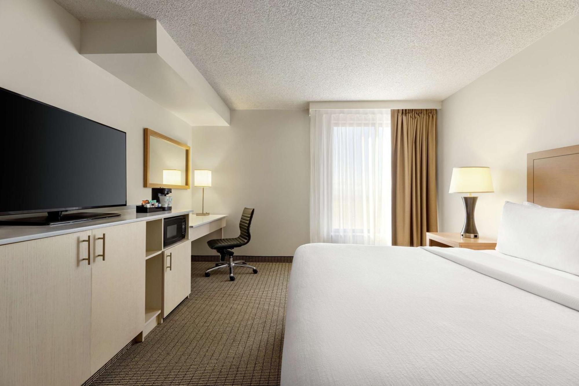 Hotel Embassy By Hilton International Airport 4*