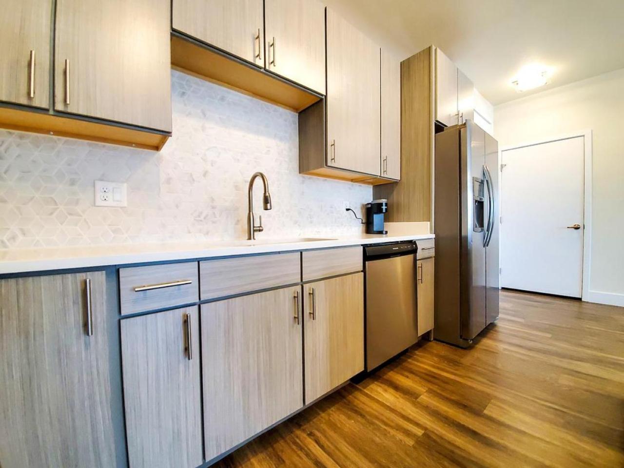 Apartment Landing Modern With Amazing Amenities