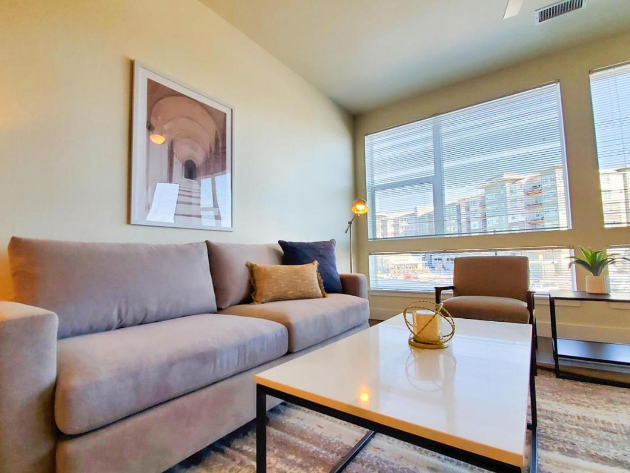 Landing Modern With Amazing Amenities Apartment Denver