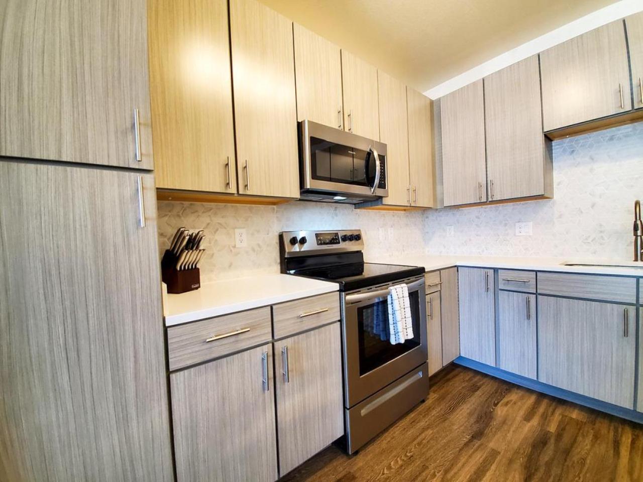 Apartment Landing Modern With Amazing Amenities *