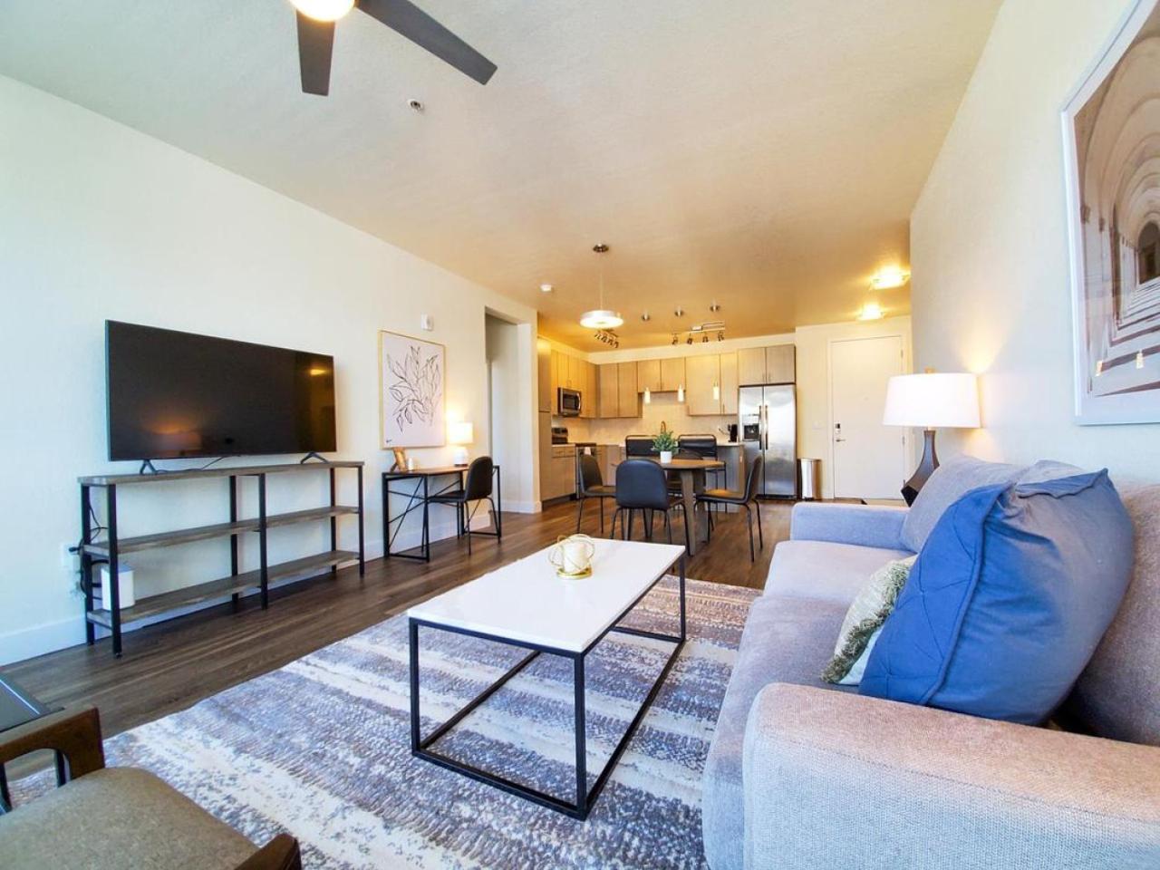 Apartment Landing Modern With Amazing Amenities Denver