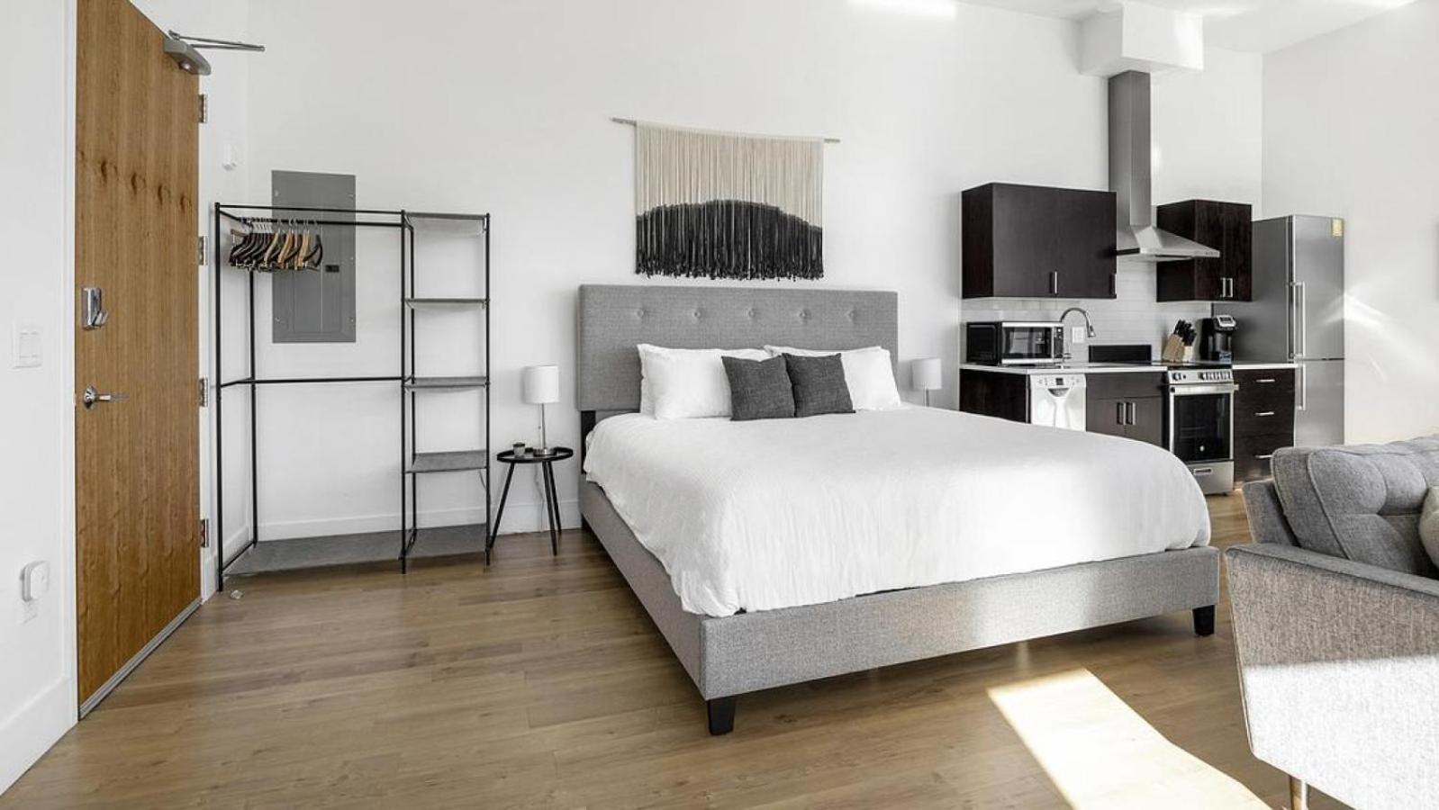 Landing - Modern With Amazing Amenities *