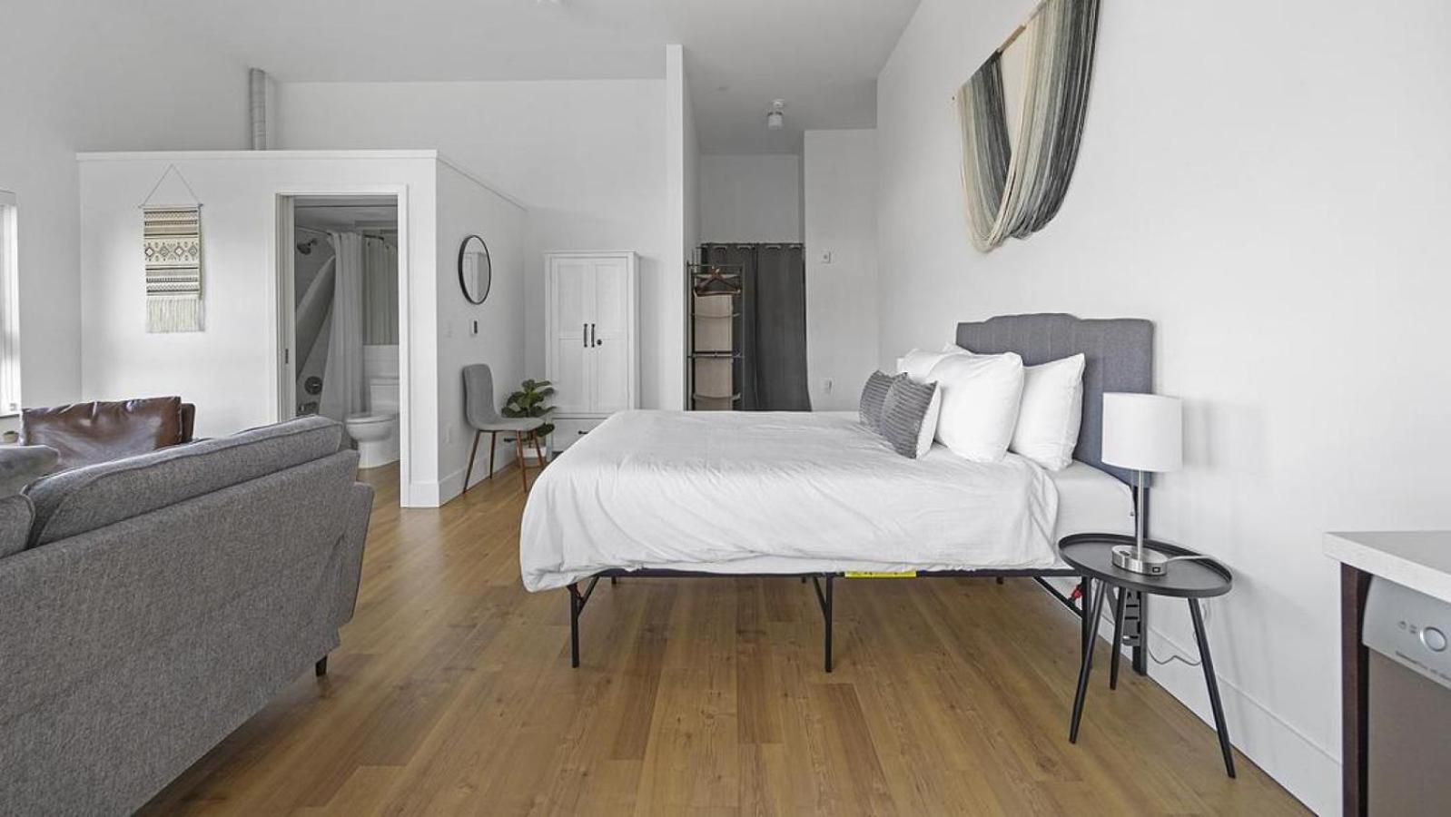 Landing - Modern With Amazing Amenities