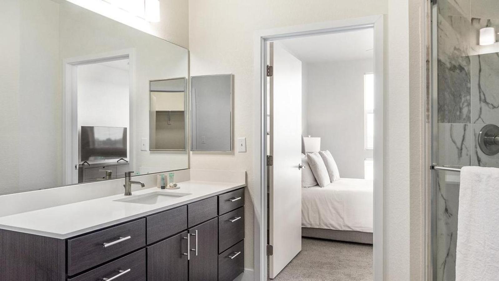 Apartment Landing Modern With Amazing Amenities Denver